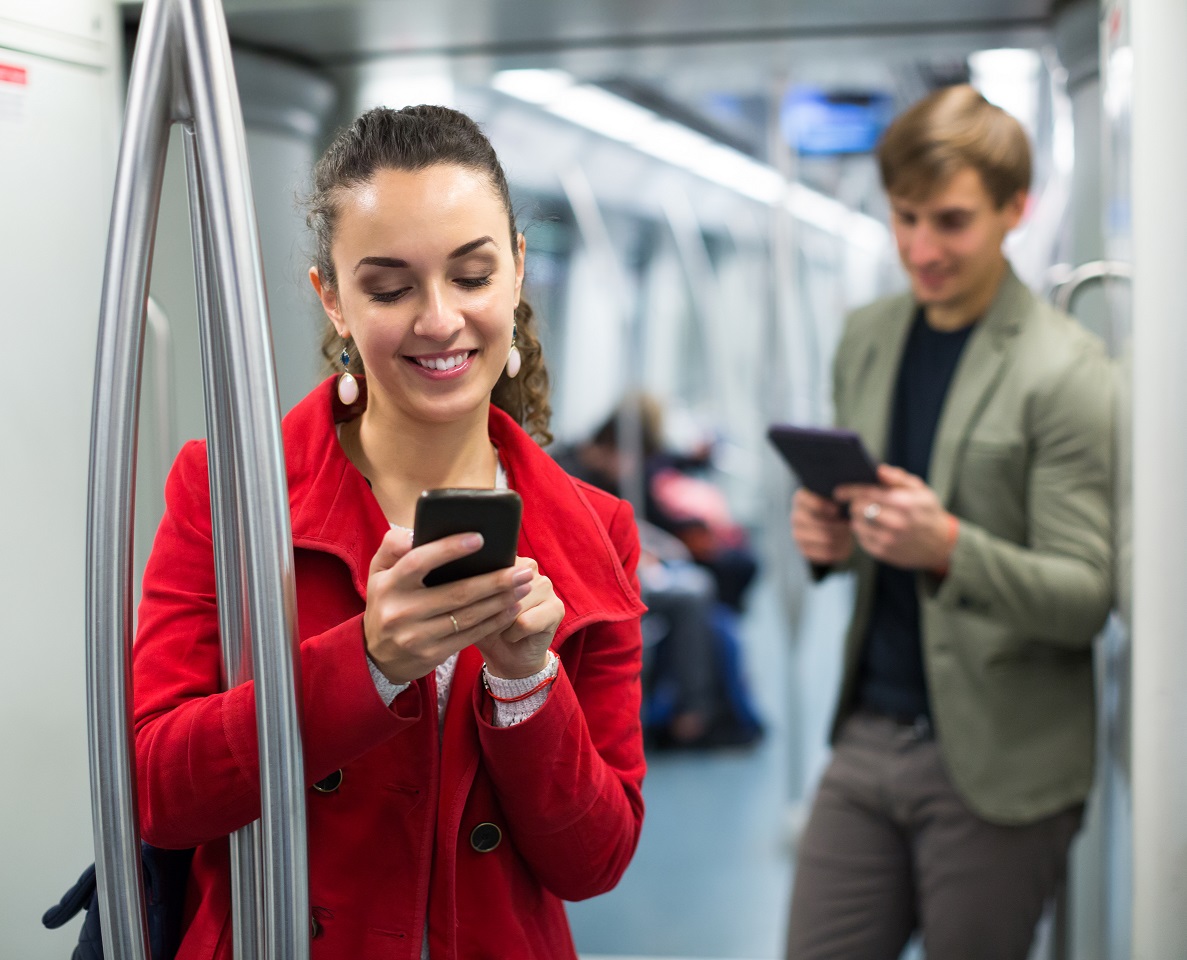 люди с телефонами в метро