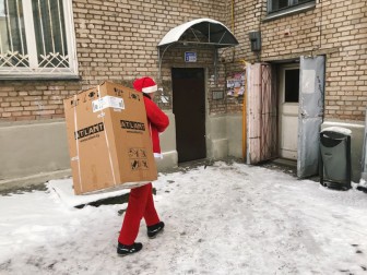 Дед Мороз в центре Минска тащил на спине холодильник. Что это было?